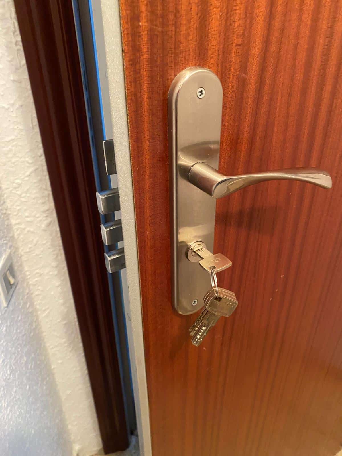 Cambio-de-bombin-Cerrajeria-Gil Cerrajero Urgente 24h en Hospitalet de Llobregat